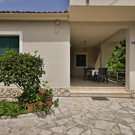 Niki's Garden House - A Beautiful 2 Bedroom House 別荘 *