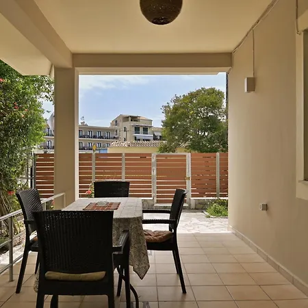 Niki's Garden House - A Beautiful 2 Bedroom House