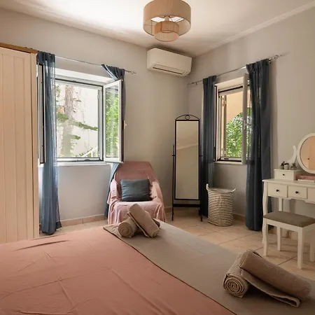Niki's Garden House - A Beautiful 2 Bedroom House Tatil Evi