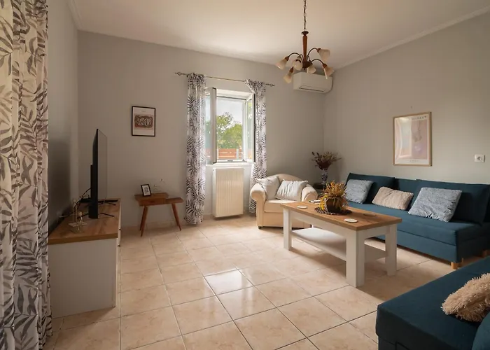 Semesterbostad Niki's Garden House - A Beautiful 2 Bedroom House
