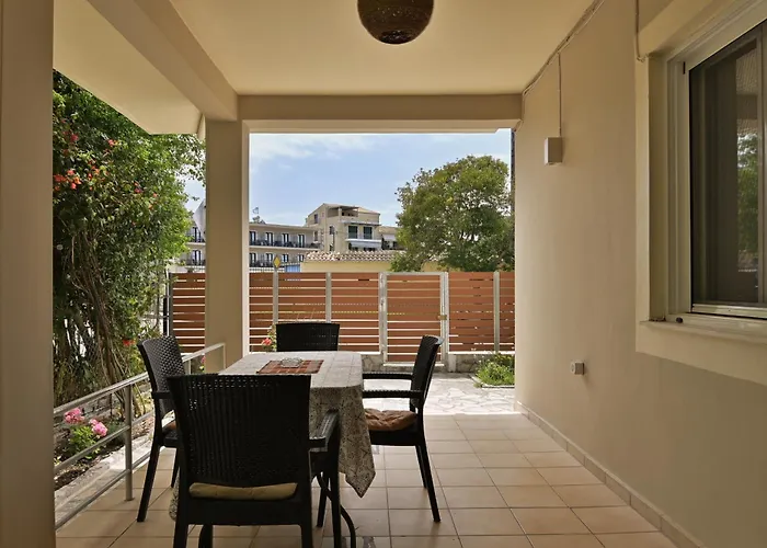 Niki's Garden House - A Beautiful 2 Bedroom House
