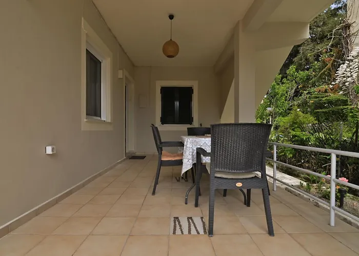 Semesterbostad Niki's Garden House - A Beautiful 2 Bedroom House *