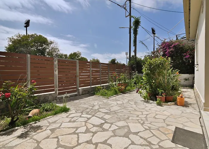 Сasa de vacaciones Niki's Garden House - A Beautiful 2 Bedroom House