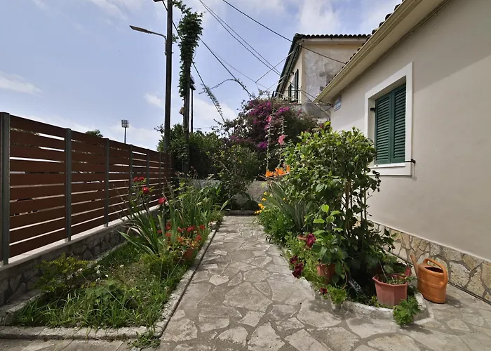 Сasa de vacaciones Niki's Garden House - A Beautiful 2 Bedroom House
