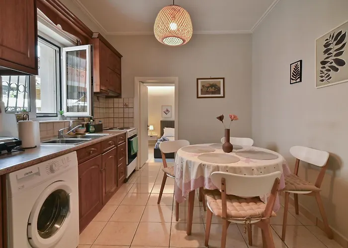 Niki's Garden House - A Beautiful 2 Bedroom House Semesterbostad