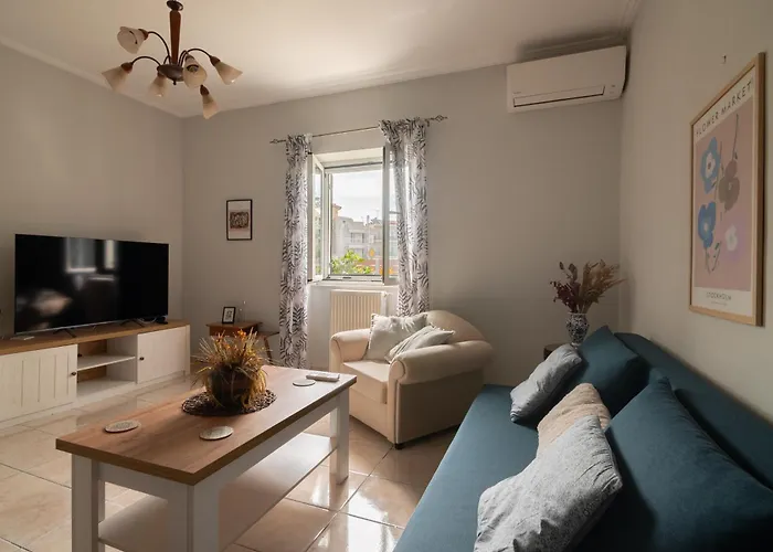 Niki's Garden House - A Beautiful 2 Bedroom House Сasa de vacaciones *