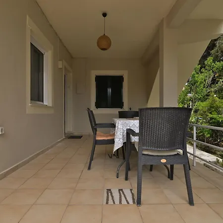 בית נופש Niki's Garden House - A Beautiful 2 Bedroom House *