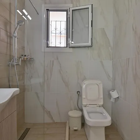 Vakantiehuis Niki's Garden House - A Beautiful 2 Bedroom House Corfu (city)